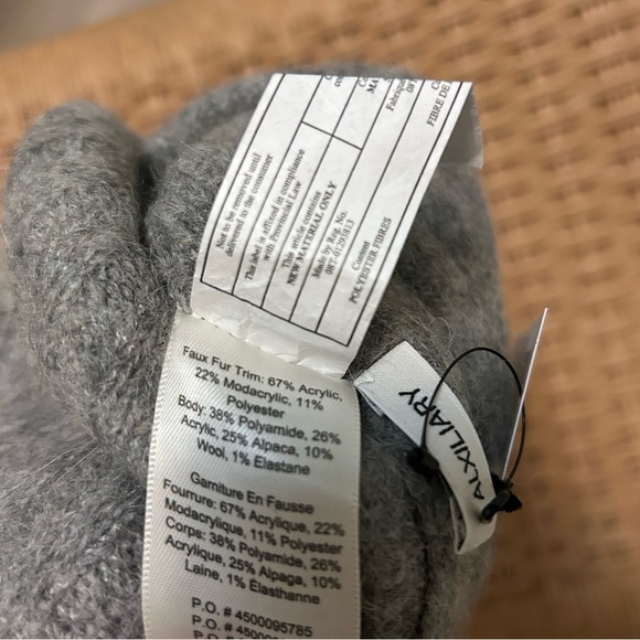 Aritzia Auxiliary Jay Peak Beanie Grey NWT Italian Yarn Pom Pom - Picture 4 of 4
